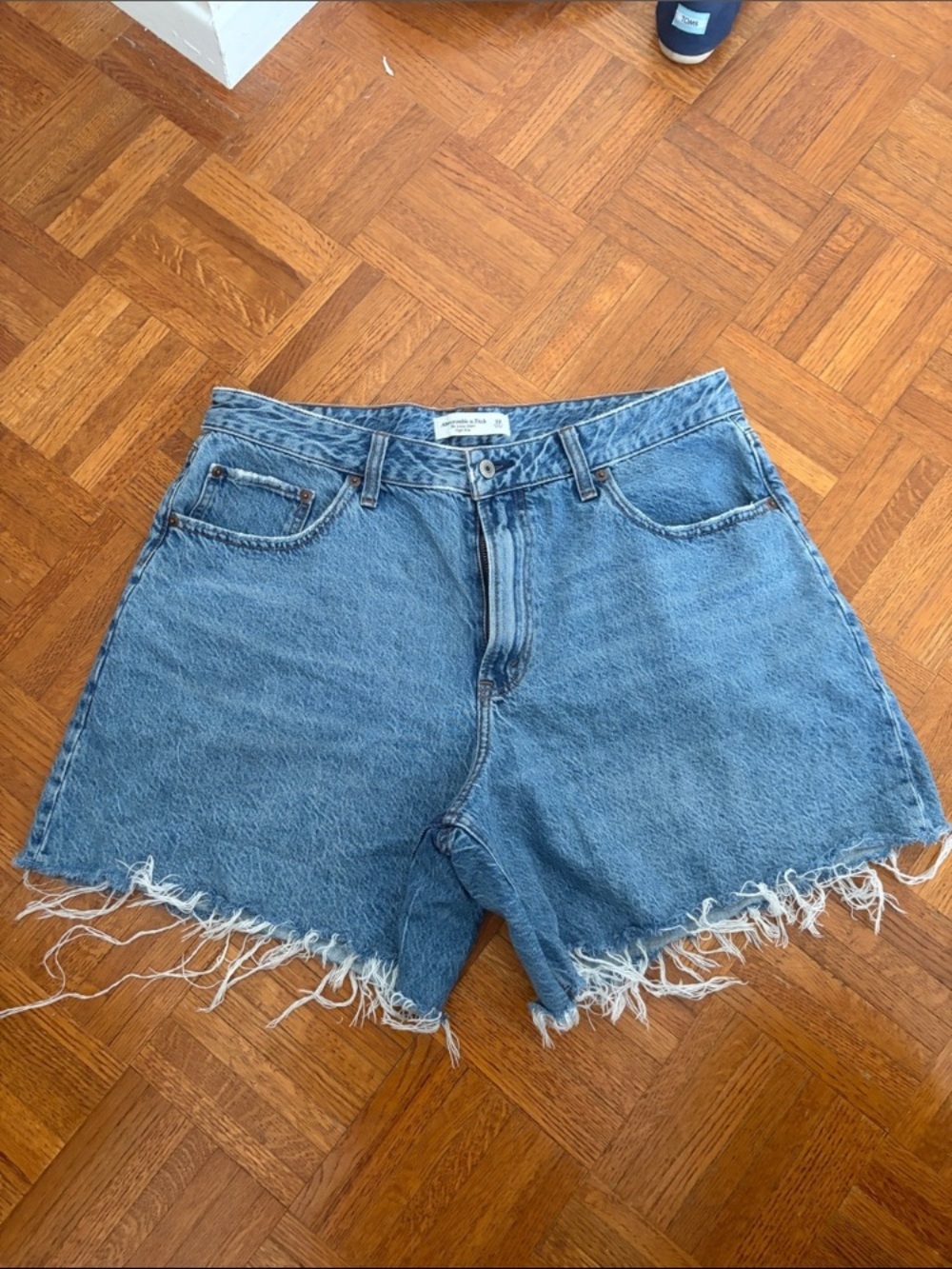 High-Waisted Frayed Hem Denim Shorts - Light Blue